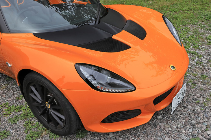 “フェイズIII”と呼ばれる「エリーゼ スポーツ220 II」のフロントフェイス。バンパー左右のエアインテークが拡大されているため、従来モデルとの識別は容易だ。