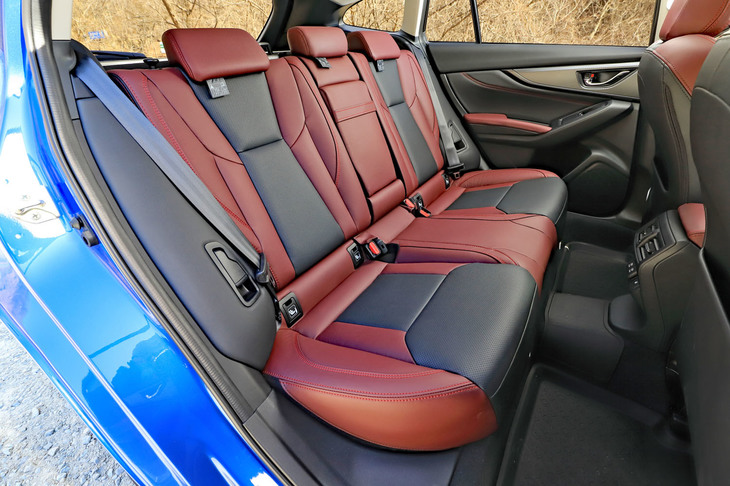 リアシートはリクライニング機構および4：2：4の3分割可倒機構付き。従来モデルより前後席間距離が25mm延び、ゆとりが増した。