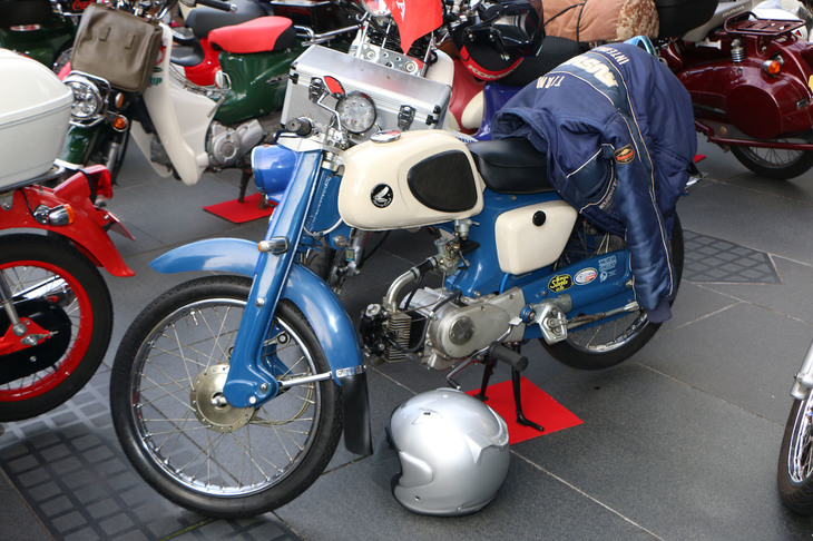 「スポーツカブC110」は、1960年に登場したレース用マシン。独特のオーラを放つ本物のスポーツバイクだ。もちろんエンジンは「スーパーカブC100」と同じ50ccで、これをチューニング。カブ好きでなければ、これがカブとは思わないだろう。