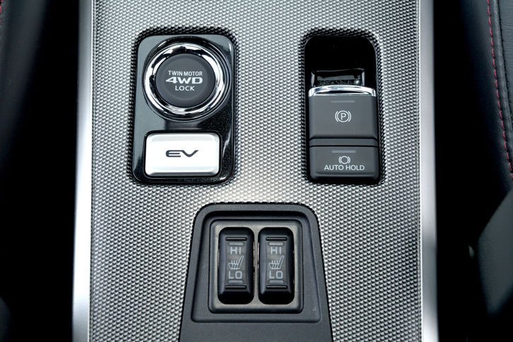 EV走行を持続する「EVプライオリティモード」は、センターコンソールにあるEVボタンを押して選択する。パーキングブレーキは2017年2月の改良で電動化されている。