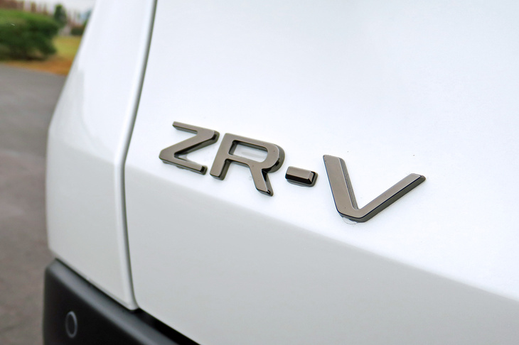 ホンダZR-V e:HEV X ホンダアクセス用品装着車（ブラックエンブレム）