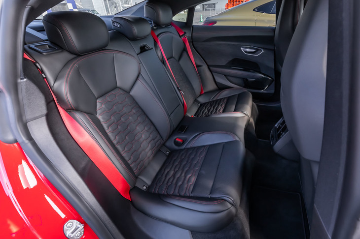 左右が独立したようなデザインだが、後席は3人掛け。座面から天井までの高さは927mmで、身長170cm程度の乗員であれば十分な余裕がある。