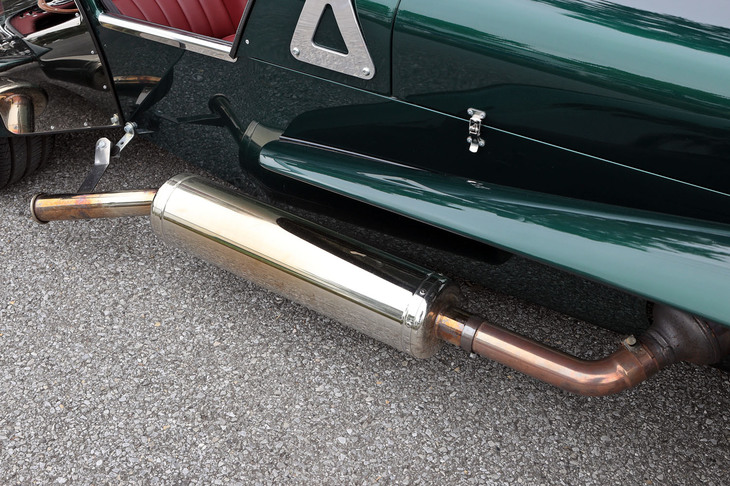 ビートの利いた控えめな低音を奏でるサイドマフラー。運転席の側方を通るので、降車の際はヤケドしないようご用心である。