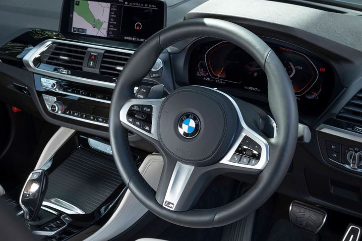 スタンダードグレード「xDrive20d」以外の「X4」には、シフトパドル付きの「マルチファンクションMスポーツレザーステアリングホイール」が標準装備される。
