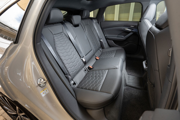 リアシートは前後方向の広さはあるものの、車高が低くて床面が高いことから、上下方向のゆとりはあまりない。フロントシート下の足を差し込むスペースも小さく、乗員の体型によっては、やや体育座り的な姿勢を強いられる。