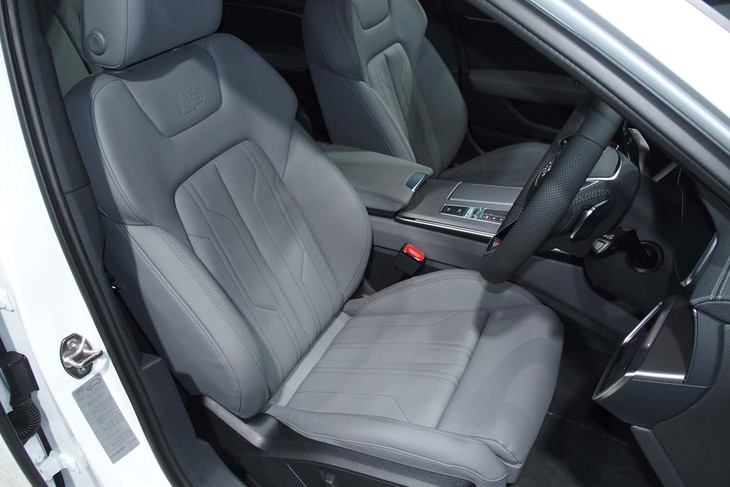 アウディA6アバント（フロントシート）