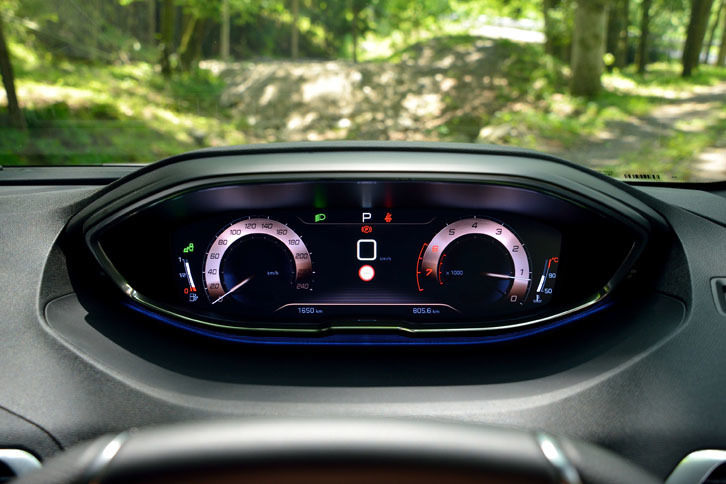 デジタル化された「ヘッドアップインストルメントパネル」の表示は、標準的なメーター（写真）からカスタマイズ可能なパーソナルモードまで計4種類が用意されている。