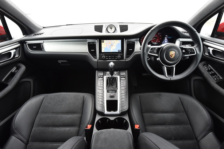 インテリアカラーは、写真のブラックのほかにルクソールベージュ、アゲートグレー、サドルブラウンが選択可能。シートの座面や背もたれのほか、アームレスト部にもアルカンターラが用いられている。