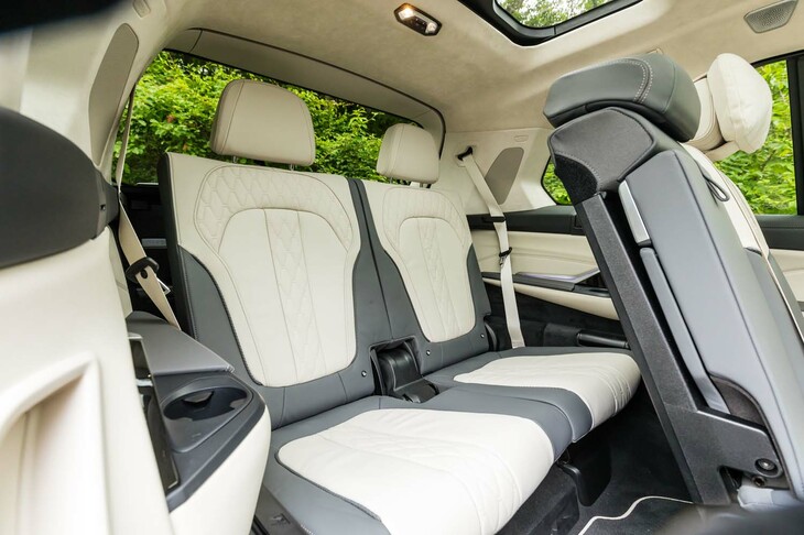 3列目は座面と背もたれが少しフラットだが、十分な空間が確保される。カップホルダーとUSBポート、さらに独立制御可能なエアコンも完備する。