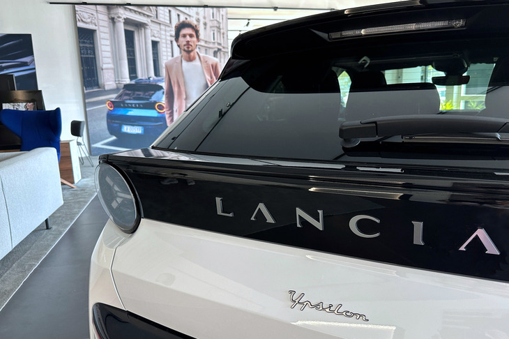 往年の「ストラトス」の雰囲気を再現した後部。テールランプのレンズ内部には、“Y”（イタリア語でイプシロン）の字がかたどられている。