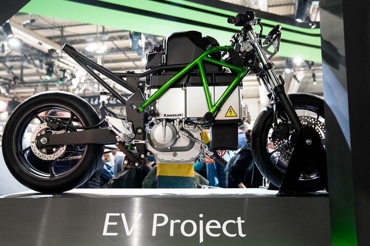 カワサキは今回のEICMAで、電動バイクの開発を進めていると発表。その開発車両が展示された。同時に発表された動画にはフルカウル付きの車両が走行するシーンなども収録されているが、会場にはカウルを取り払った車両のみを展示。バッテリーの下には、一般的なバイクでクラッチやトランスミッションがおさめられるクランクケースがセットされており、シフトペダルやクラッチレバーらしきアイテムも装着されている。