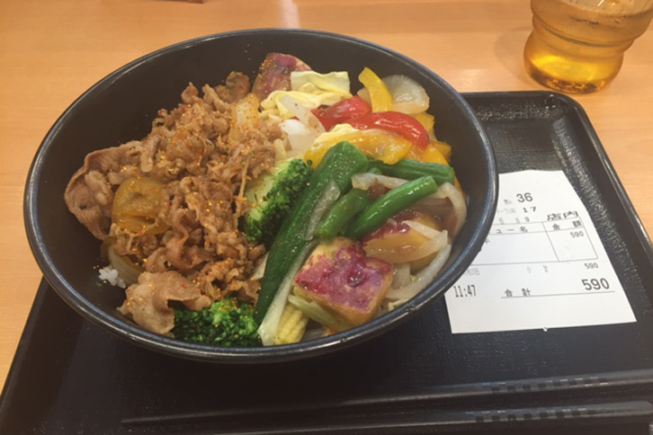 吉野家牛丼（並）ならぬ、ベジ牛丼。齢54ゆえ、健康にも心がけている。