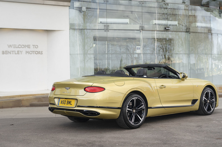 ファブリックルーフは電動式。開閉それぞれの動作が約19秒で完了する。走行中でも50km/hまでなら開閉が可能だ。