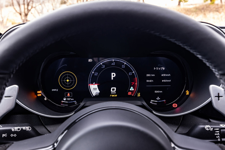 12.3インチのデジタルクラスターメーターは、2023年5月導入の一部改良モデルから採用されているアイテム。写真は「Race」モードを選択した様子で、タコメーターを中央に配置したシンプルなデザインが目を引く。