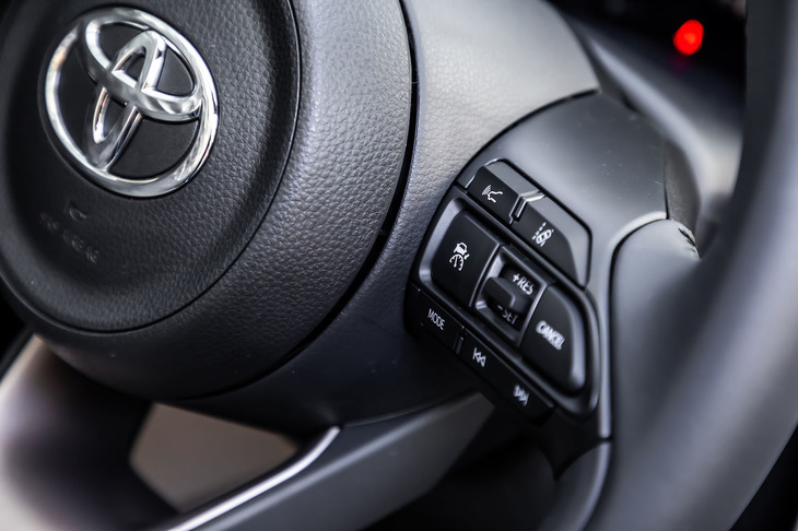 新型「ヤリス」では、予防安全パッケージ「Toyota Safety Sense（トヨタセーフティ―センス）」が1リッターの「Bパッケージ」グレード以外の全車に標準装備される。ステアリングスポークの右側に「レーダークルーズコントロール」と呼ばれるACCの操作スイッチが配置されている。