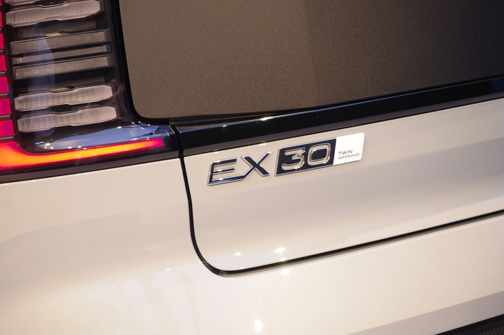 ボルボEX30クロスカントリー（用品装着車のリアエンブレム）