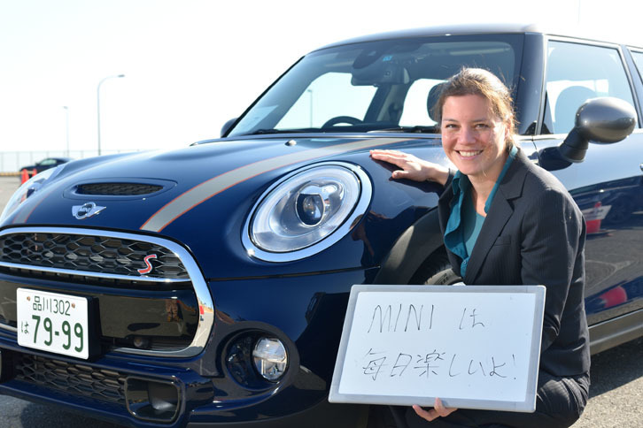 撮影に応じていただいたのはBMWジャパン広報部のチャーリーン・イードゥさん。「オーナーになると本当に毎日が楽しいですよ。どうですか？」と、記者にもおすすめしていただきました。