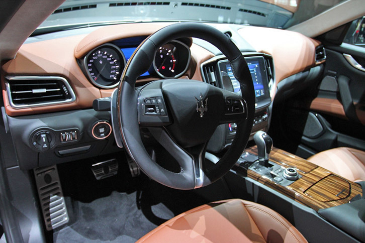 マセラティ・ギブリ グランロッソ（インテリア）