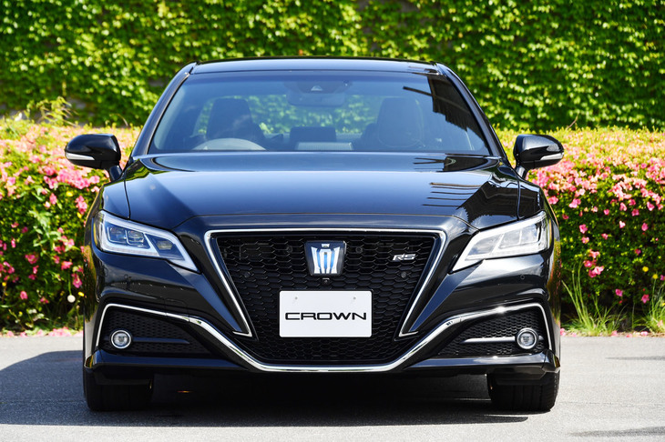 新型「クラウン」の全幅は、先代と同じ1800mm。全長はノーズが延長された分（15mm）だけ長くなっている。