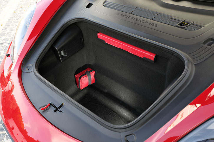 「718ボクスターGTS」（写真）と「718ケイマンGTS」はともに、フロントにも容量150リッターのラゲッジスペースが用意される。