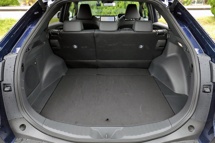 荷室の広さは、奥行きが985mm、最大幅が1288mm、高さが757mm。フロアボードを下段に下げると、天井までの高さを71mm拡大できる。