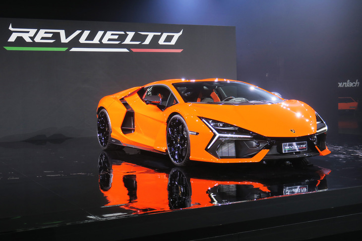ランボルギーニは2023年3月に「レヴエルト」を発表。フロントに2基、リアに1基のモーターを搭載するこの新型フラッグシップスーパースポーツで、本格的に12気筒モデルの電動化に踏み出した。