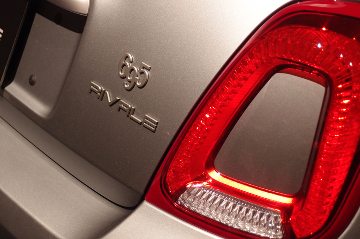 ボディー同色となる「695 RIVALE」のエンブレムをリアに装着している。