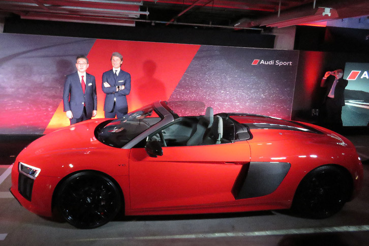 「アウディR8スパイダー」とアウディ ジャパンの斉藤 徹社長（左）、アウディスポーツのステファン・ヴィンケルマン氏。