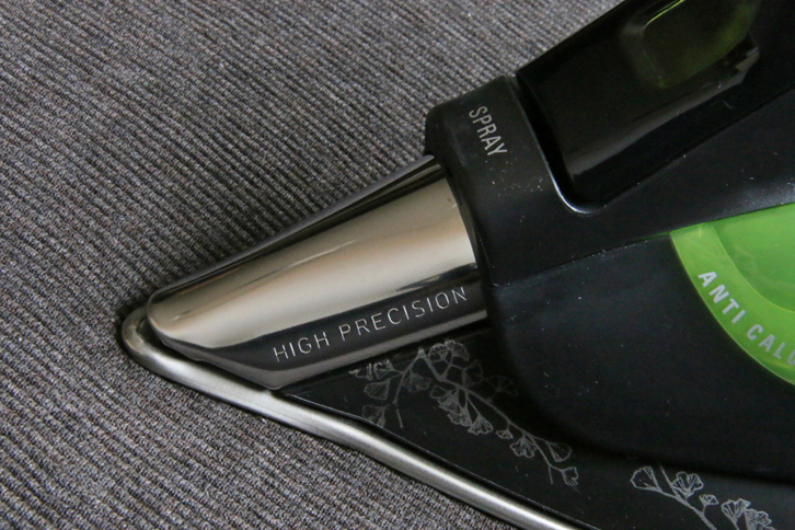 鋭いエッジが設けられた「DW6010」の先端部は、ワイシャツの襟部分などのアイロンがけに適している。