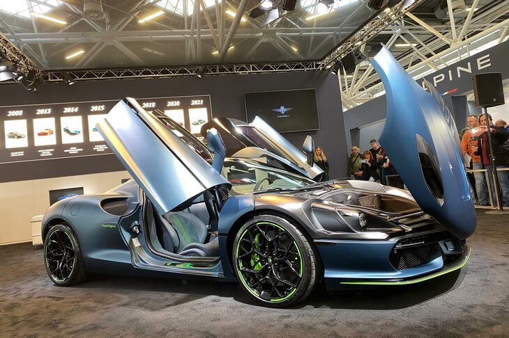 フードやシザードアを開けた状態でも、デザイン的に鑑賞に堪えるところは見事である。