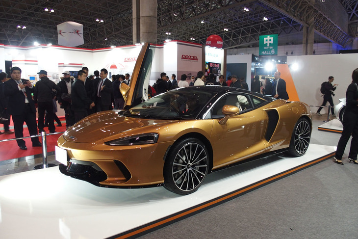 ドライビングパフォーマンスとスポーティーなフォルム、そして日常使いも可能な実用性を兼ね備えた新発想のグランドツアラーと紹介される「マクラーレンGT」。