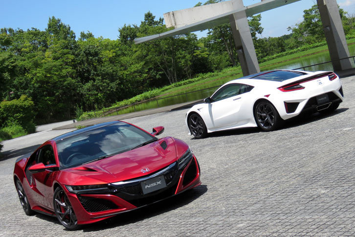 いよいよ日本導入が発表された新型「ホンダNSX」。ハイブリッドシステム「スポーツハイブリッドSH-AWD」の搭載や、2370万円という価格などが話題を呼んでいる。