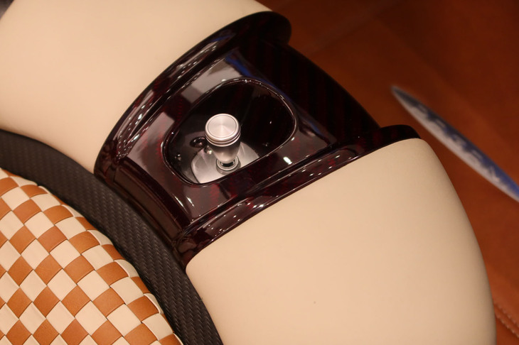 パガーニ・ウトピア ロードスター（シートの調節スイッチ）