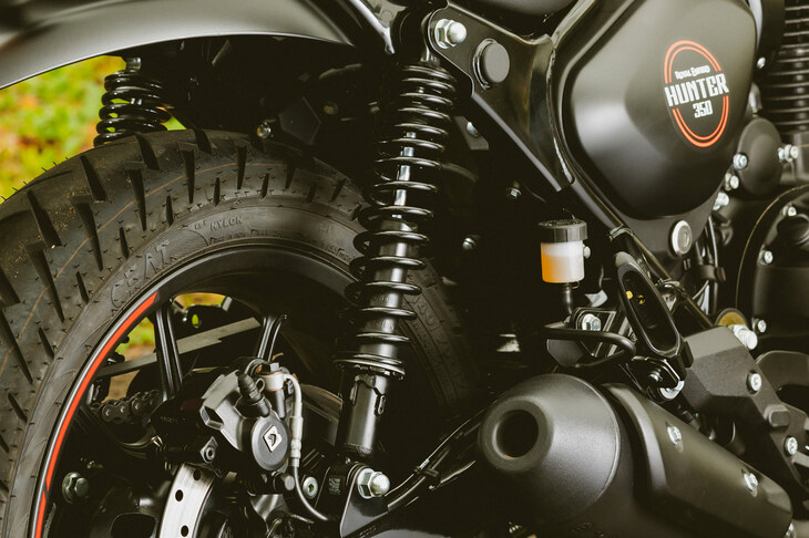 リアサスペンションはクラシックなツインショック式。今回の改良では新開発のSHOWAのショックユニットを採用し、乗り心地の改善を図った。