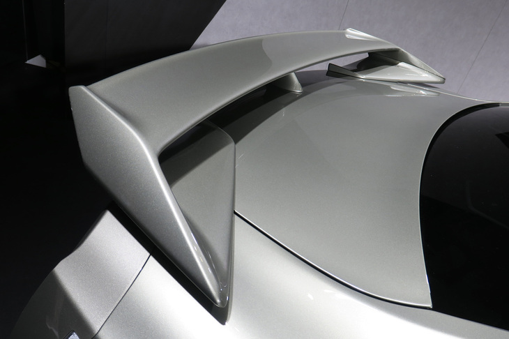 スタンダード仕様のリアウイングが改良されるのは、現行型「GT-R」のデビュー以来、今回が初のこととなる。