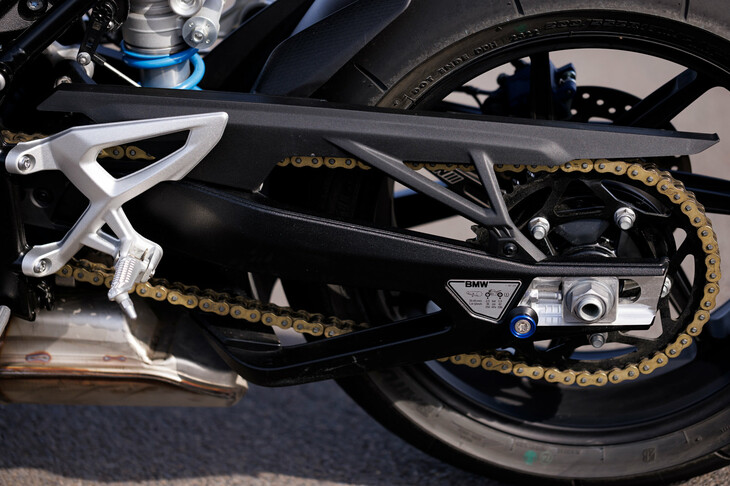 ドライブトレインではトランスミッションの4速・5速・6速をクロスレシオ化したほか、ドリブンスプロケットの歯数を47丁に変更（「S1000R」は45丁）。より加速重視の設定とした。