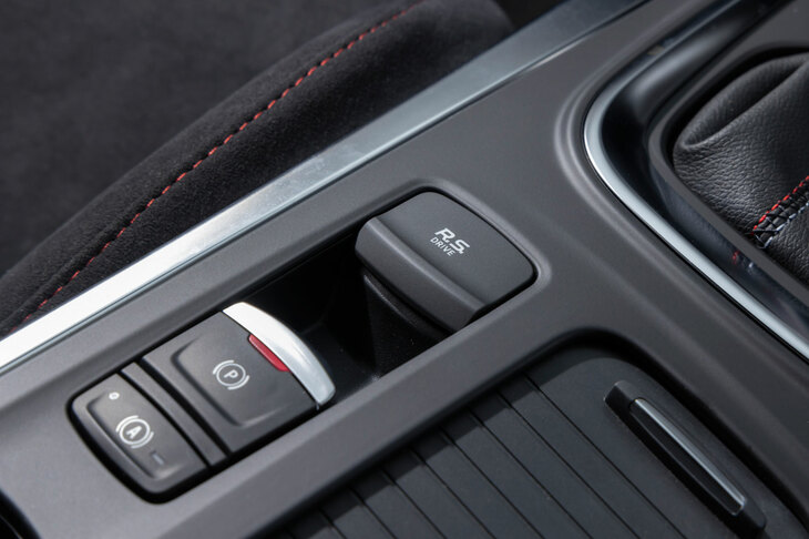 ドライブモードはカスタマイズモードを含め全5種類。センターコンソールの「R.S.ドライブ」スイッチを押せば、「スポーツ」ないし「レース」モードを直接呼び出すことができる。
