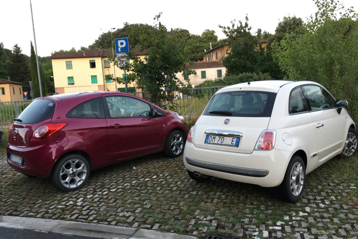 2代目「フォードKa」（写真左）は「フィアット500」（同右）と姉妹車であり、生産工場もFCAのポーランド工場を借りて生産されていた。