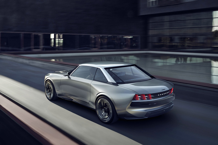 現行プジョー各車にも採用されている「3本の爪痕」をモチーフにしたテールライトデザインを採用。