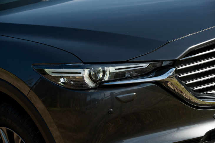 ヘッドランプはハイビーム、ロービームともに全車LED式。「25S」「XD」を除き、全グレードにアダプティブヘッドライト機能が標準装備される。