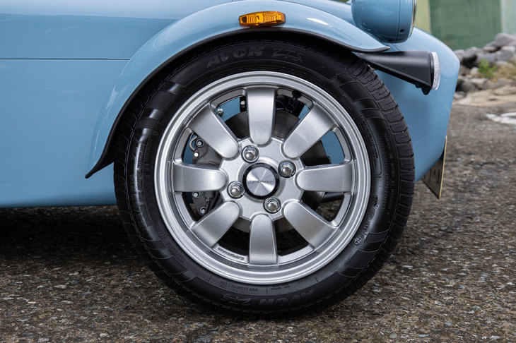 タイヤの仕様は従来型と変わらず、155/65R14サイズの「エイヴォンZT7」である。ホイールがずいぶんモダンになったけど、ここだけは既存の“鉄チン”のほうがそれらしかったと思うのは、筆者だけ？