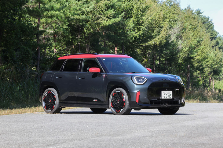 2025年2月27日に、日本導入が発表されたMINIのハイパフォーマンス電気自動車「ジョンクーパーワークス エースマンE」。チェッカードフラッグロゴがあしらわれたエンブレムや専用デザインの前後スポイラー、チリレッドのアクセントなどで内外装がコーディネートされている。車両本体価格は641万円。