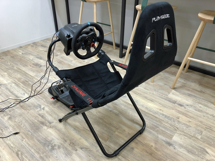 「ロジクールG29」を装着したところ。座面の左右にある「Challenge」と書かれたベルトでシートの高さと角度を調整できる。