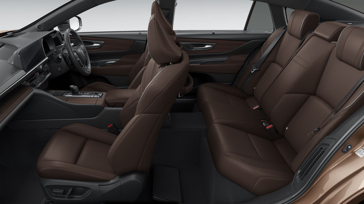 「クラウン セダン」のリアシートのほうがサイドサポートがしっかりとしている。座面とセンタートンネルの高さはハイブリッド車と燃料電池車で変わらないようだ。