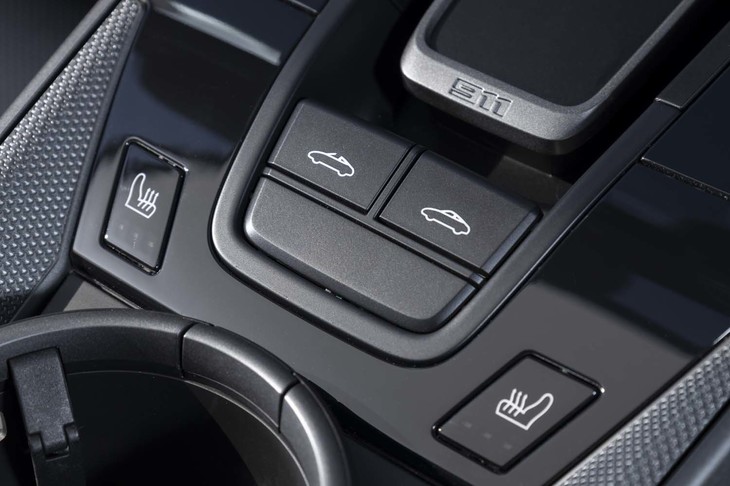 ルーフの操作スイッチはオープン用とクローズ用が独立して用意される。