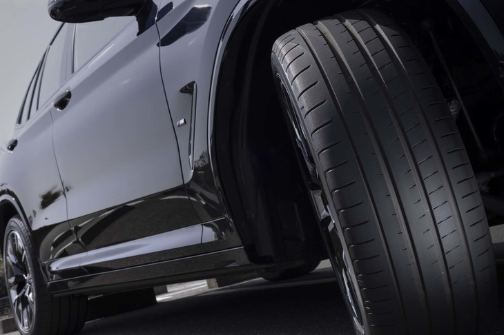 「アドバンスポーツV107」は、いわゆるプレミアムカーメーカーの協力も得て開発されている。