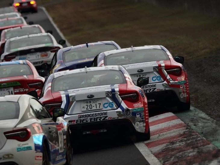 次はプロフェッショナルシリーズの決勝レース①です。結果は井口選手11位、久保選手12位でした。かなりヒヤッとする大きなクラッシュがあり、セーフティーカーが入るなど、荒れたレースとなりました。井口選手も久保選手も、レース後にマシンから降りてくるなり、クラッシュしたドライバーが大丈夫かどうか気にしていたほどです。幸い、ドライバーはけがもなく無事。よかったです。 