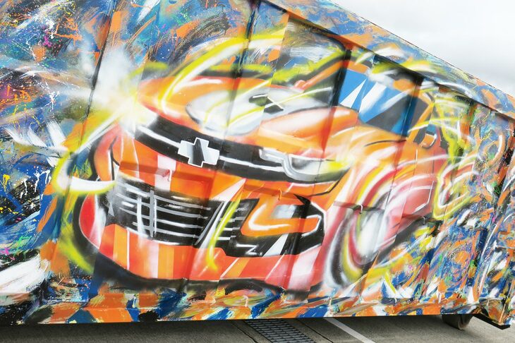 展示車両の後ろに置かれたコンテナには、「シボレー・カマロ ビビッドオレンジエディション」のスプレーアートが！ こうしたノリがいちばん似合うのは、やっぱり陽気なアメリカ車だろう。