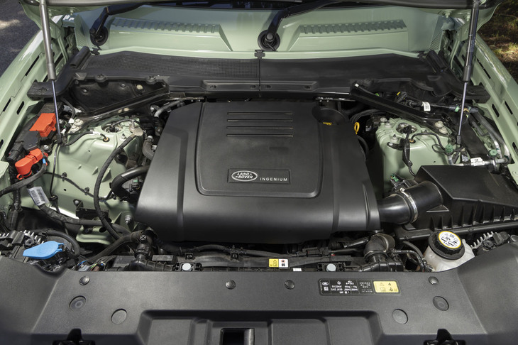 「ディフェンダー90 75thリミテッドエディション」では最高出力300PS/5500rpm、最大トルク400N・m/2000rpmの2リッター直4ターボエンジンに8段ATが組み合わされる。