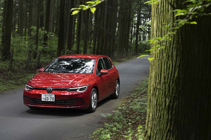 対する「フォルクスワーゲン・ゴルフ」はマイルドハイブリッドの1リッターターボエンジンを搭載した「eTSIアクティブ」をチョイス。車両本体価格は323万8000円。